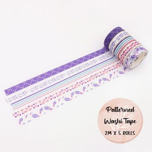 Zestaw fioletowych, wzorzystych taśm washi, liść, pióro, geometryczna taśma dekoracyjna, pastelowa taśma do scrapbookingu, dziennikarstwo