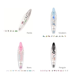 Pu&ograve; includere: Quattro dispenser di nastro correttore trasparenti con diversi design. I design includono un panda, scarpe da ginnastica, fiocchi e un pinguino. Ogni dispenser ha un corpo in plastica trasparente e un tappo colorato. Il nastro &egrave; bianco e fuoriesce dal dispenser in una striscia sottile.