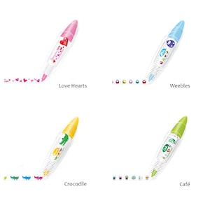 Pu&ograve; includere: Quattro penne correttive con diversi design. I design sono Love Hearts, Weebles, Crocodile e Cafe. Ogni penna ha un corpo in plastica trasparente con un design colorato sul davanti.