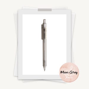 K&ouml;nnte beinhalten: Ein durchsichtiger mechanischer Bleistift aus Kunststoff mit einem silbernen Clip und einem schwarzen Radiergummi. Der Bleistift ist mit "Moon Grey" beschriftet.