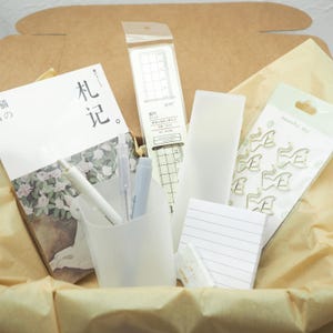Schreibwaren-Geschenkbox, Geschenkkorb im minimalistischen Stil für Geburtstag, Weihnachten, handverlesen, personalisiert, Schulanfang
