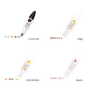 Pu&ograve; includere: Quattro dispenser di nastro decorativi con diversi design. I dispenser sono bianchi con design colorati. I design includono gatti, bandiere, animali carini e cuori. I dispenser sono tutti nella stessa posizione, con il dispenser di nastro che punta a destra e il nastro che esce dal dispenser.