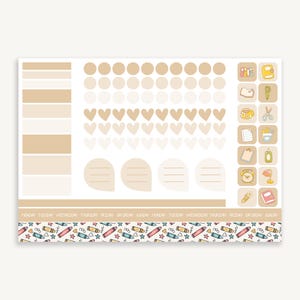 Puede incluir: Una hoja de pegatinas imprimibles para planificador con una variedad de formas beige y blancas, incluyendo círculos, corazones, burbujas de diálogo y cuadrados. La hoja también incluye una fila de pequeños iconos, como libros, tazas de café y lápices. La parte inferior de la hoja presenta un patrón repetitivo de lápices de colores y estrellas.