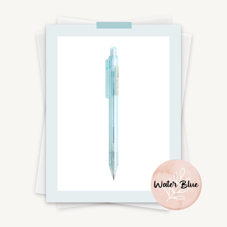 K&ouml;nnte beinhalten: Ein transparenter, hellblauer Stift mit einem wei&szlig;en Etikett, auf dem "Water Blue" steht.