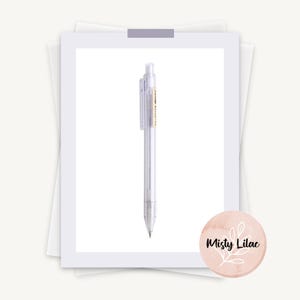 K&ouml;nnte beinhalten: Ein durchsichtiger Plastik-Stift mit goldener Verzierung und schwarzer Spitze. Der Stift befindet sich auf einem wei&szlig;en Hintergrund.