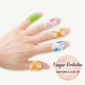 Puede incluir: Una mano con cuatro protectores de dedos diferentes. Los protectores están hechos de un material elástico y transpirable y tienen varios patrones coloridos. El texto "Finger Protector (W)25MM X (L)4.5M" es visible debajo de la mano.