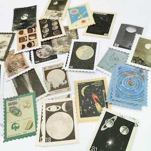 Op de afbeelding: Een verzameling vintage postzegels met hemelse thema's. De postzegels tonen planeten, manen, raketten en sterrenbeelden in verschillende kleuren, waaronder blauw, groen en zwart. Sommige postzegels hebben tekst, zoals nummers en het woord "MOON".