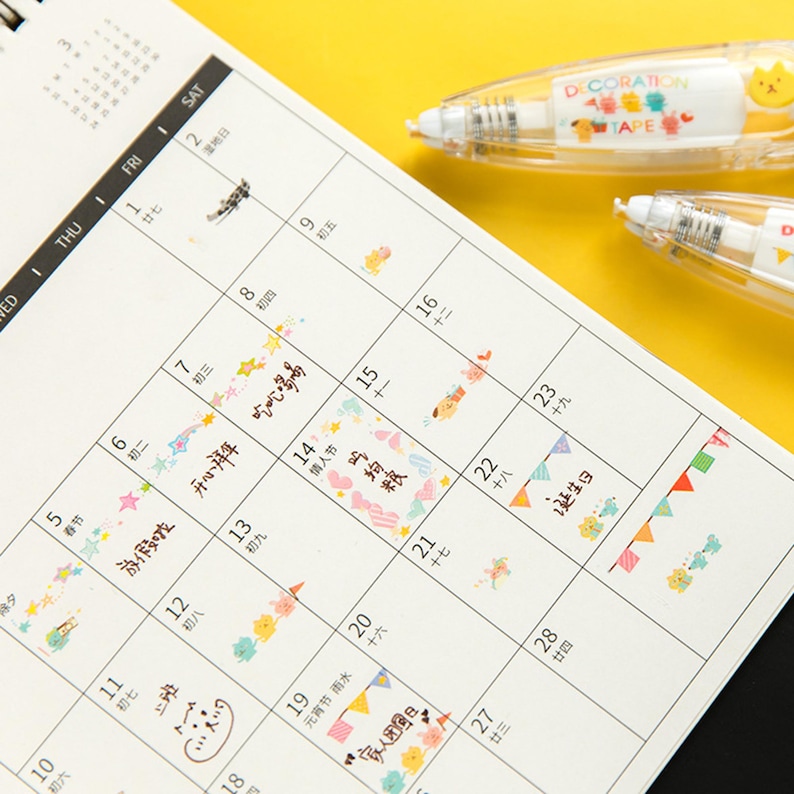 Pu&ograve; includere: Un calendario con adesivi colorati e note scritte a mano. Gli adesivi presentano una variet&agrave; di disegni, tra cui stelle, cuori e bandiere. Il calendario &egrave; contrassegnato dalle date dal 5 al 28, con i caratteri cinesi per i giorni della settimana scritti sopra ogni data.