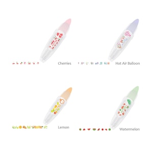 Pu&ograve; includere: Quattro nastri correttivi colorati con diversi disegni di frutta: ciliegie, mongolfiera, limone e anguria. Ogni nastro ha un corpo in plastica trasparente con un design colorato e una gomma bianca all'estremit&agrave;.