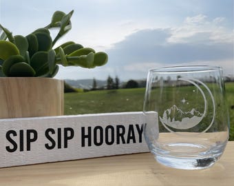 Copa de vino celestial grabada con luna creciente y montañas