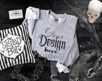 Maqueta de sudadera gótica gris ceniza Gildan 18000 Maqueta de jersey de Halloween Maqueta de suéter de vibraciones espeluznantes Maqueta de sudadera de bruja alternativa gótica