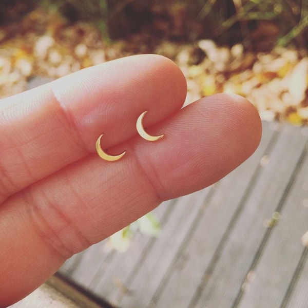 Clous d'oreilles croissant de lune. Cadeaux délicats hypoallergéniques minimalistes pour filles, anniversaire, cadeau pour maman, petits clous d'oreilles en argent.