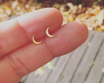 Clous d'oreilles croissant de lune. Cadeaux délicats hypoallergéniques minimalistes pour filles, anniversaire, cadeau pour maman, petits clous d'oreilles en argent.