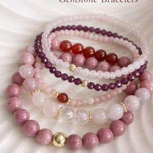 Superposition de bracelets en quartz rose : or 14 carats, rhodonite et grenat