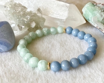 Könnte beinhalten: Ein Armband aus hellgrünen und blauen Edelsteinperlen, die durch goldene Abstandshalter getrennt sind.
