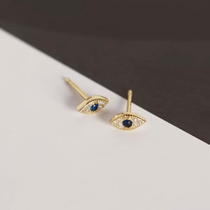 Boucles d'oreilles saphir oeil de diable, petites boucles d'oreilles quotidiennes, délicat, oeil bleu diabolique, argent sterling 925, cadeau pour elle, clous d'oreilles en or, bijoux minimalistes
