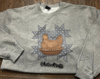 Huhn Quilt Sweatshirt | Glas Henne Antik inspiriert Rundhalsausschnitt | Bauernhaus-Land-Sweatshirt | Gemütliches rustikales Geschenk | Kelcie Krafts