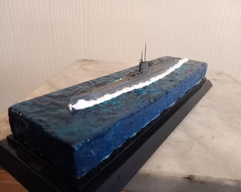 Submarino alemão tipo 7B com diorama de água
