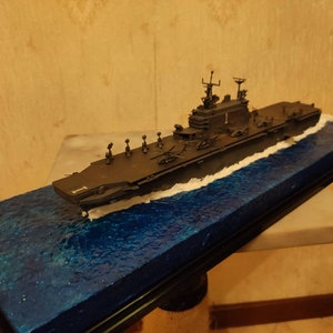 Modellino US LHA-1 di Tarawa con diorama