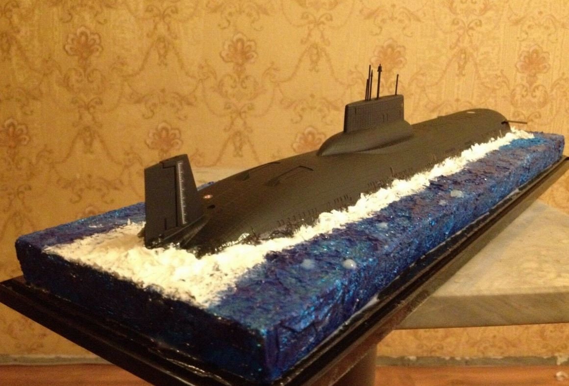 ロシアのソビエト連邦タイフーン級核弾道ミサイル潜水艦と水上ジオラマ