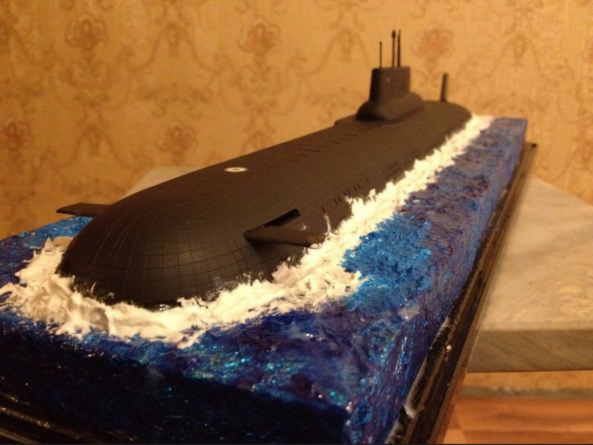 ロシアのソビエト連邦タイフーン級核弾道ミサイル潜水艦と水上ジオラマ