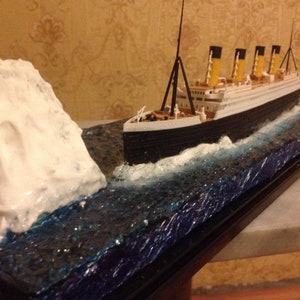 RMS Titanic Cruise Ship Ocean Liner with iceberg wirh water diorama