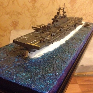 Modello di classe portaerei US Wasp con diorama
