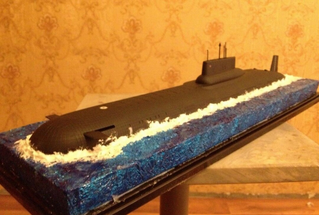ロシアのソビエト連邦タイフーン級核弾道ミサイル潜水艦と水上ジオラマ