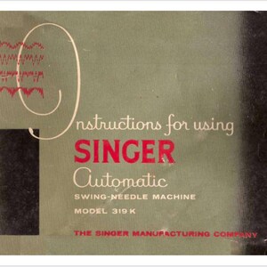 Puede incluir: Manual de instrucciones de máquina de coser Singer vintage. La portada es de color verde oliva con las palabras "Instructions for using SINGER Automatic Swing-Needle Machine" en blanco y rojo. El logotipo de Singer está en la esquina inferior derecha.