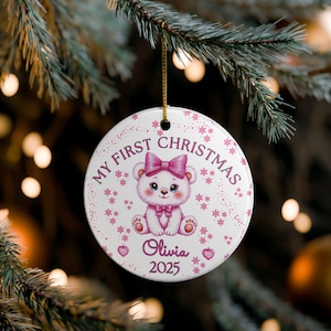 Personalisierte Babys erste Weihnachtsverzierung | Rosa Bär Keramik Urlaub Geschenk für Neugeborene oder Baby Shower