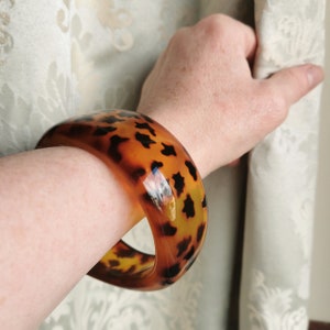 Lucite leopard bracelet Vintage animal print bracelet Shining backelit bracelet Statement bracelet Antique bracelet
