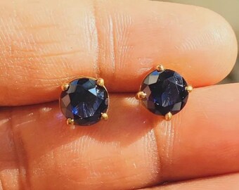 Boucles d'oreilles saphir bleu, clous solitaires ronds, finition or jaune 14 carats