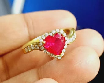 Bague rubis rouge taille cœur, halo argent sterling, finition dorée