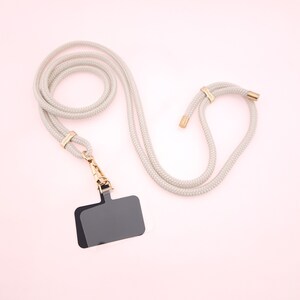 Universal Handykette Pearly in stilvollem Off-White mit Patch, das deine Handyhülle ruckzuck in eine Handykette verwandelt. Mit unserem Adapter kannst du sie an jeder normalen Handyhülle befestigen – ganz ohne lästige Ringe oder Ösen!