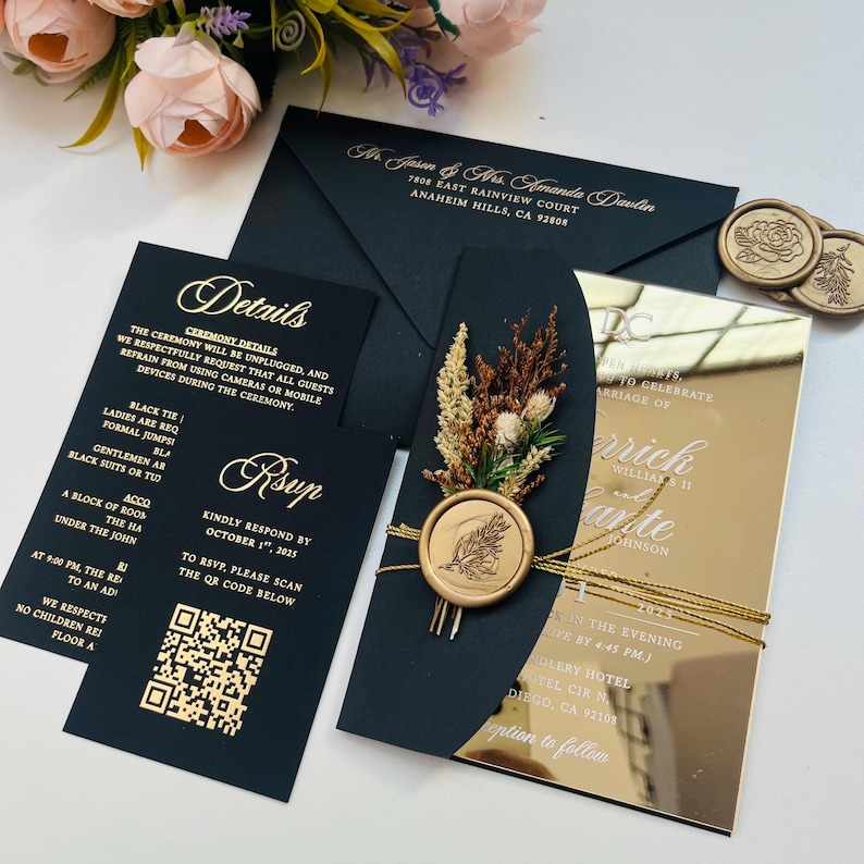 K&ouml;nnte beinhalten: Schwarze und goldene Hochzeitseinladung mit einem goldenen Siegel aus Wachs und einem Strau&szlig; getrockneter Blumen. Die Einladung hat eine spiegelnde Oberfl&auml;che und den Text "DC" und "Zur Feier der Hochzeit von" in goldenen Buchstaben. Die Namen "William II" und "Marite Johnson" sind ebenfalls in goldenen Buchstaben.