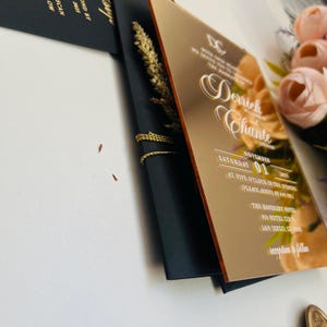 K&ouml;nnte beinhalten: Ros&eacute;goldene Spiegel-Acryl-Hochzeitseinladung mit wei&szlig;em Kalligraphietext. Die Einladung lautet "Mit offenen Herzen laden wir Sie zur Hochzeit von Derrich und Chante ein, Samstag, 1. November 2025, um 17:00 Uhr, bitte treffen Sie um 16:45 Uhr ein, The Handlery Hotel, 950 Hotel Cir, San Diego, CA, Empfang folgt."