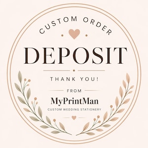 Könnte beinhalten: Ein kreisförmiges Design mit den Worten "CUSTOM ORDER DEPOSIT THANK YOU!" in dunkler brauner Schrift. Das Design enthält ein Herz und florale Elemente, mit dem Text "FROM MyPrintMan CUSTOM WEDDING STATIONERY".