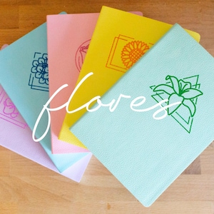 Bullet Journal fatto a mano: 5 modelli flessibili con carta riciclata, fiori in lamina e pois colorati | Quaderno fatto a mano