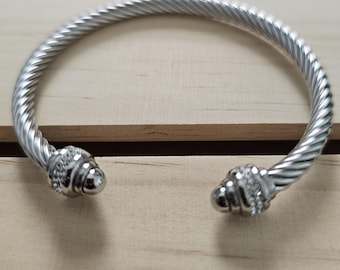 Pulsera rígida de acero inoxidable con diseño de cable abierto retorcido y pavé de diamantes de imitación, 58 mm