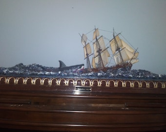 Gran decoración artística hecha a mano con un naufragio de barco y un ataque de tiburón