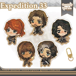 Puede incluir: Colección de seis colgantes de purpurina epoxi de doble cara. Cada colgante presenta un personaje de estilo chibi con rasgos detallados. Los colgantes miden aproximadamente 3,8 cm e incluyen un llavero dorado. El texto "Expedition 33" está en la parte superior.
