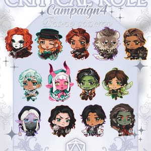 Peut inclure: Image promotionnelle pour les "Critical Role Campaign 4 Phone Charms". L'image présente 12 personnages chibi avec différentes coiffures et tenues. Le texte "Available at mcm Booth 21941" est visible en bas.