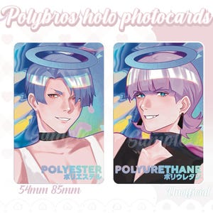 Könnte beinhalten: Zwei holografische Fotokarten mit Anime-Porträts von Personen mit blauen und lila Haaren, die Heiligenscheine tragen. Die Karten tragen die Texte "PolyBros holo photocards", "Polyester", "Polyurethane" und "54mm 85mm". Der Hintergrund ist rosa.