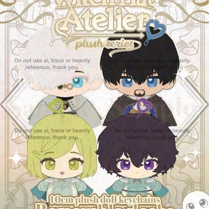 Puede incluir: Cuatro llaveros de muñecos de peluche de 10cm de la serie Witch Hat Atelier. Cada muñeco tiene una capa extraíble y un color de pelo y ojos único. El texto dice Witch Hat Atelier plush series y 10cm plush doll keychains Removable cloaks.