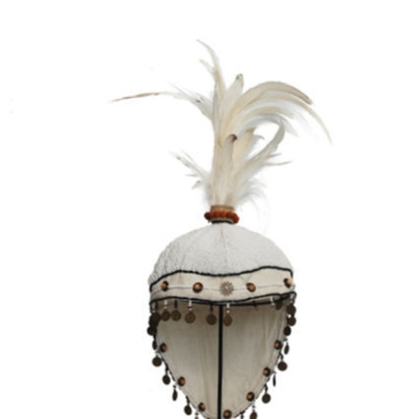 Coiffe en perles avec des plumes blanches