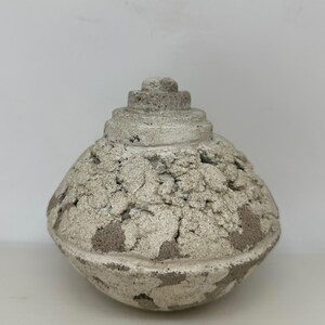 Concrete art/White and gray concrete/Brutalist art/Minimalist tabletop concrete sculpture/Contemporary sculpture/Amara GW