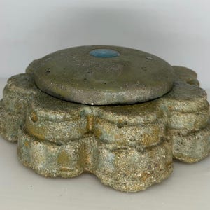 Stained concrete art/Brutalist concrete sculpture/Tabletop concrete art/Concrete container/Minimalist concrete art/Corbeled Container