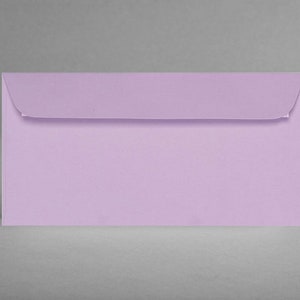 NOVEDAD - LILA: Set de 5 sobres DIN largo C6/5 22,4 x 11,4 cm sin forro, acanalado, logotipo en relieve, sin ventana de visualización, autoadhesivo + tarjeta libre
