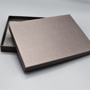 Dunkelbraune A5 Schachtel ELEGANT & KLASSISCH als Geschenkbox/ Fotobox stabil + präzise verarbeitet glitzernd innen gemustert + Gratis-Karte