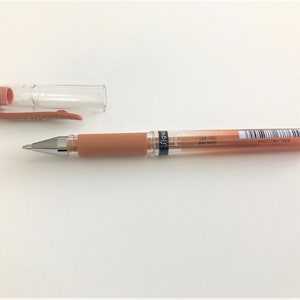 1 kupferfarbener Uni-ball Gel-Tintenroller Signo UM 153 broad, Stift kupfer (1 Stück) TRENDIG & DECKEND für dunkle Papiere + Gratis-Karte